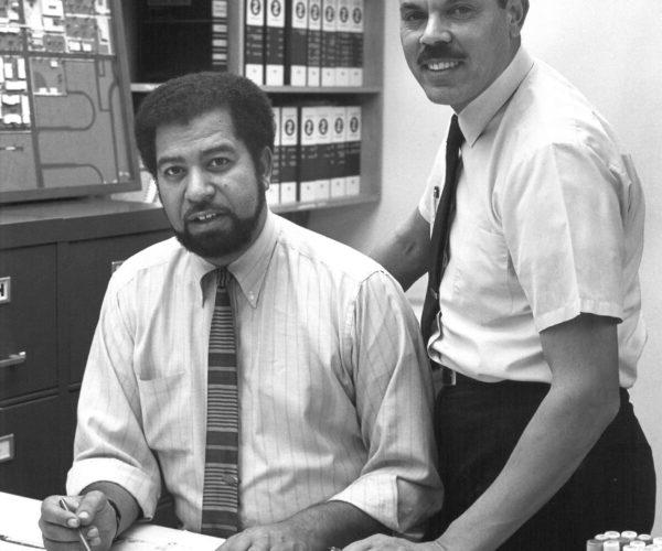从左到右，罗伯特·肯纳德和亚瑟·西尔弗斯在他们位于华盛顿大道的办公室里(大约20世纪60年代).