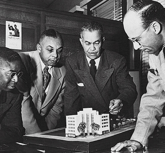 Paul R. 威廉姆斯, center, with the model for the Golden State Mutual Life Insurance Building.